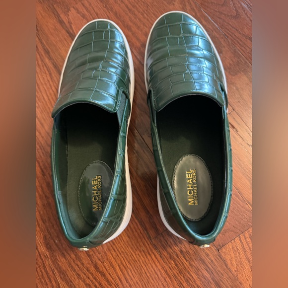 Micheal Kors green leather - Picture 2 of 2